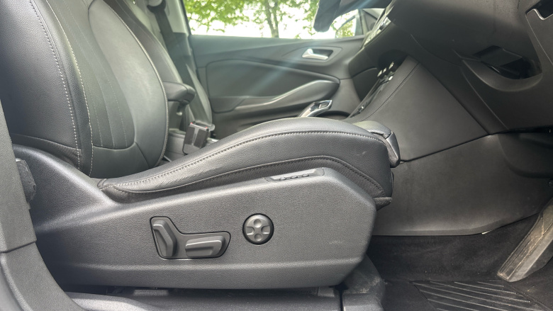 Vauxhall Grandland X 1.6 Hybrid4 300 Business Ed Nav Premium 5dr Auto Hatchback